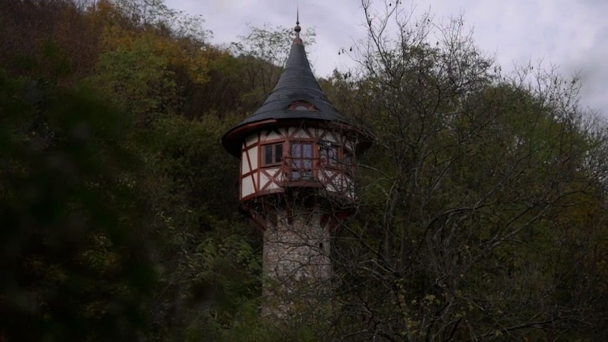 Slovenská obec se může pochlubit věží inspirovanou pohádkou Na vlásku